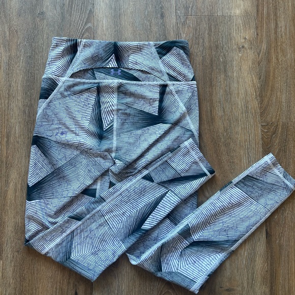 Under Armour leggings purple and black print - Picture 6 of 7